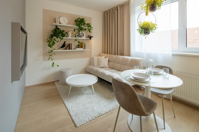 Zjistěte, jak architekti využili diagonální uspořádání a perforovaný plech k vytvoření iluze většího prostoru v malém bytě. Přečtěte si o odvážných barevných kombinacích a chytrých úložných řešení, které dělají z tohoto mikrobytu ideální startovací bydlení. 
