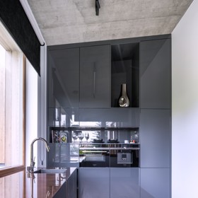 Projekt rekonstrukce mezonetového bytu v Praze přetvořil interiér v luxusní prostor s důrazem na kvalitní materiály a provedení. Majitel si přál moderní bydlení s prostorným sprchovým koutem, saunou a pánskou šatnou. Skleněný nábytek, kouřová zrcadla a designová svítidla vytvářejí harmonický celek.
Projekt rekonstrukce mezonetového bytu v Praze přetvořil interiér v luxusní prostor s důrazem na kvalitní materiály a provedení. Majitel si přál moderní bydlení s prostorným sprchovým koutem, saunou a pánskou šatnou. Skleněný nábytek, kouřová zrcadla a designová svítidla vytvářejí harmonický celek.