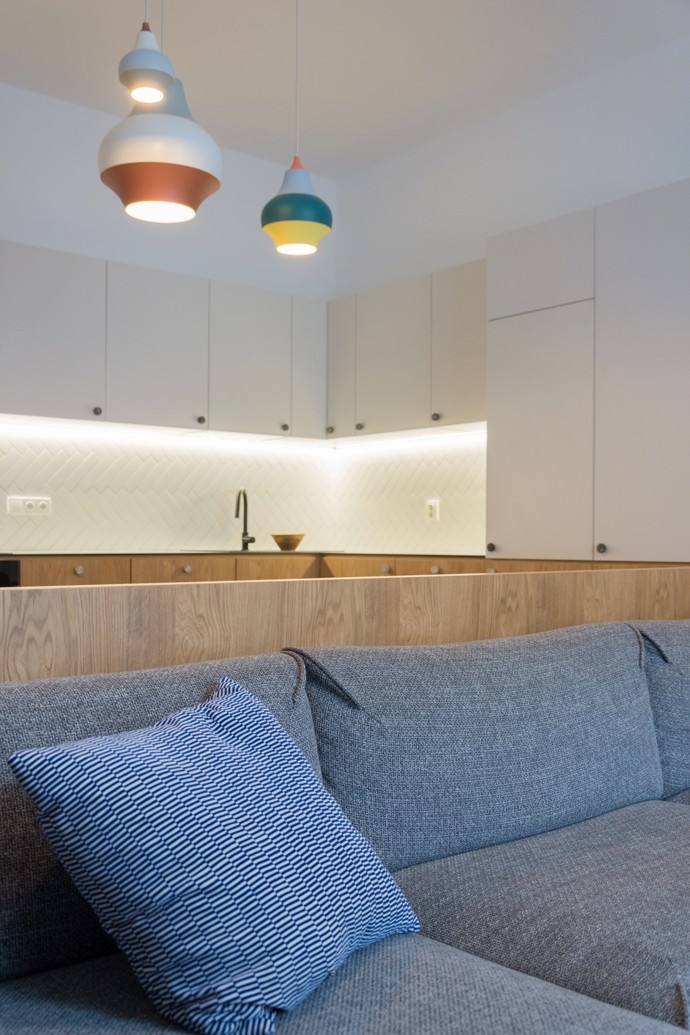 Projekt "Různé tváře růžové" v Benešově, navržený architektem Michalem Rouhou z ateliéru Momentura, představuje interiér založený na jednoduchosti a střídmosti. Dominantním materiálem je dub, použitý na podlaze i nábytku, doplněný bílými prvky a jemnými barevnými akcenty.
Projekt "Různé tváře růžové" v Benešově, navržený architektem Michalem Rouhou z ateliéru Momentura, představuje interiér založený na jednoduchosti a střídmosti. Dominantním materiálem je dub, použitý na podlaze i nábytku, doplněný bílými prvky a jemnými barevnými akcenty.