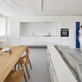 Rekonstrukce panelového bytu nemusí být nudná! Architekti René Dlesk a Tamara Kolaříková vytvořili pro paní H a její dva syny moderní a minimalistický prostor, kde se potkává funkčnost, estetika a osobitost. Odvážná změna dispozic přinesla více soukromí a svěží atmosféru.
Rekonstrukce panelového bytu nemusí být nudná! Architekti René Dlesk a Tamara Kolaříková vytvořili pro paní H a její dva syny moderní a minimalistický prostor, kde se potkává funkčnost, estetika a osobitost. Odvážná změna dispozic přinesla více soukromí a svěží atmosféru.
