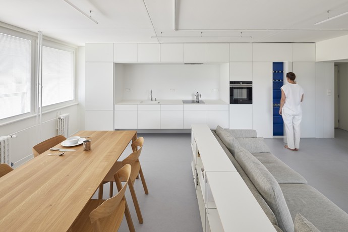 Rekonstrukce panelového bytu nemusí být nudná! Architekti René Dlesk a Tamara Kolaříková vytvořili pro paní H a její dva syny moderní a minimalistický prostor, kde se potkává funkčnost, estetika a osobitost. Odvážná změna dispozic přinesla více soukromí a svěží atmosféru.
Rekonstrukce panelového bytu nemusí být nudná! Architekti René Dlesk a Tamara Kolaříková vytvořili pro paní H a její dva syny moderní a minimalistický prostor, kde se potkává funkčnost, estetika a osobitost. Odvážná změna dispozic přinesla více soukromí a svěží atmosféru.