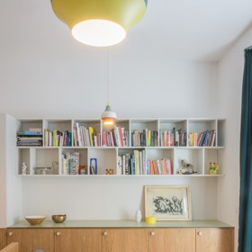Projekt "Různé tváře růžové" v Benešově, navržený architektem Michalem Rouhou z ateliéru Momentura, představuje interiér založený na jednoduchosti a střídmosti. Dominantním materiálem je dub, použitý na podlaze i nábytku, doplněný bílými prvky a jemnými barevnými akcenty.
Projekt "Různé tváře růžové" v Benešově, navržený architektem Michalem Rouhou z ateliéru Momentura, představuje interiér založený na jednoduchosti a střídmosti. Dominantním materiálem je dub, použitý na podlaze i nábytku, doplněný bílými prvky a jemnými barevnými akcenty.