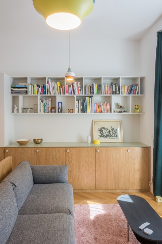 Projekt "Různé tváře růžové" v Benešově, navržený architektem Michalem Rouhou z ateliéru Momentura, představuje interiér založený na jednoduchosti a střídmosti. Dominantním materiálem je dub, použitý na podlaze i nábytku, doplněný bílými prvky a jemnými barevnými akcenty.
Projekt "Různé tváře růžové" v Benešově, navržený architektem Michalem Rouhou z ateliéru Momentura, představuje interiér založený na jednoduchosti a střídmosti. Dominantním materiálem je dub, použitý na podlaze i nábytku, doplněný bílými prvky a jemnými barevnými akcenty.