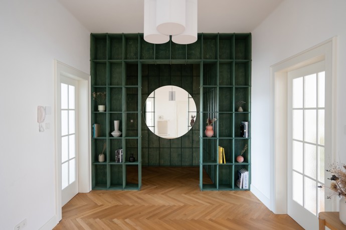 Studio COSMO proměnilo byt z 30. let v pražské Bubenči v moderní domov, který si zachovává historický šarm. Přečtěte si, jak architekti skloubili původní prvky s novým designem a vytvořili unikátní prostor plný elegance a funkčnosti.
Studio COSMO proměnilo byt z 30. let v pražské Bubenči v moderní domov, který si zachovává historický šarm. Přečtěte si, jak architekti skloubili původní prvky s novým designem a vytvořili unikátní prostor plný elegance a funkčnosti.