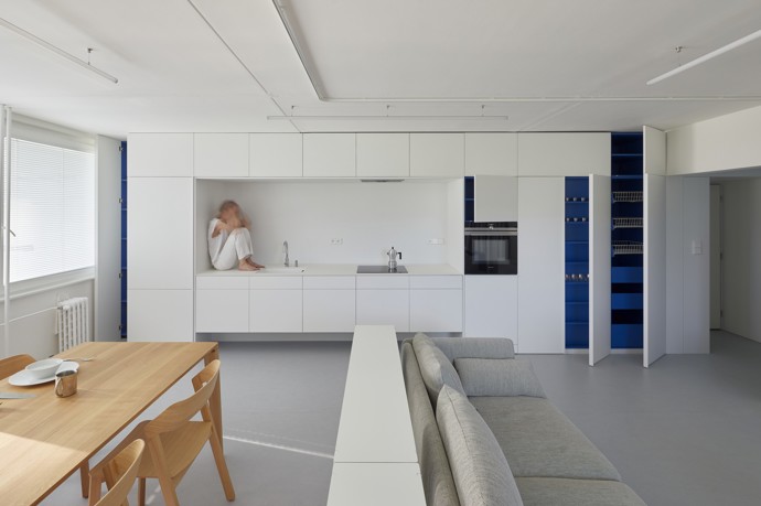 Rekonstrukce panelového bytu nemusí být nudná! Architekti René Dlesk a Tamara Kolaříková vytvořili pro paní H a její dva syny moderní a minimalistický prostor, kde se potkává funkčnost, estetika a osobitost. Odvážná změna dispozic přinesla více soukromí a svěží atmosféru.
Rekonstrukce panelového bytu nemusí být nudná! Architekti René Dlesk a Tamara Kolaříková vytvořili pro paní H a její dva syny moderní a minimalistický prostor, kde se potkává funkčnost, estetika a osobitost. Odvážná změna dispozic přinesla více soukromí a svěží atmosféru.