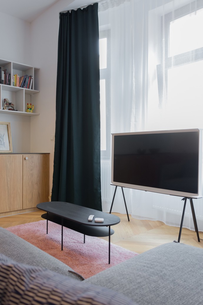 Projekt "Různé tváře růžové" v Benešově, navržený architektem Michalem Rouhou z ateliéru Momentura, představuje interiér založený na jednoduchosti a střídmosti. Dominantním materiálem je dub, použitý na podlaze i nábytku, doplněný bílými prvky a jemnými barevnými akcenty.
Projekt "Různé tváře růžové" v Benešově, navržený architektem Michalem Rouhou z ateliéru Momentura, představuje interiér založený na jednoduchosti a střídmosti. Dominantním materiálem je dub, použitý na podlaze i nábytku, doplněný bílými prvky a jemnými barevnými akcenty.