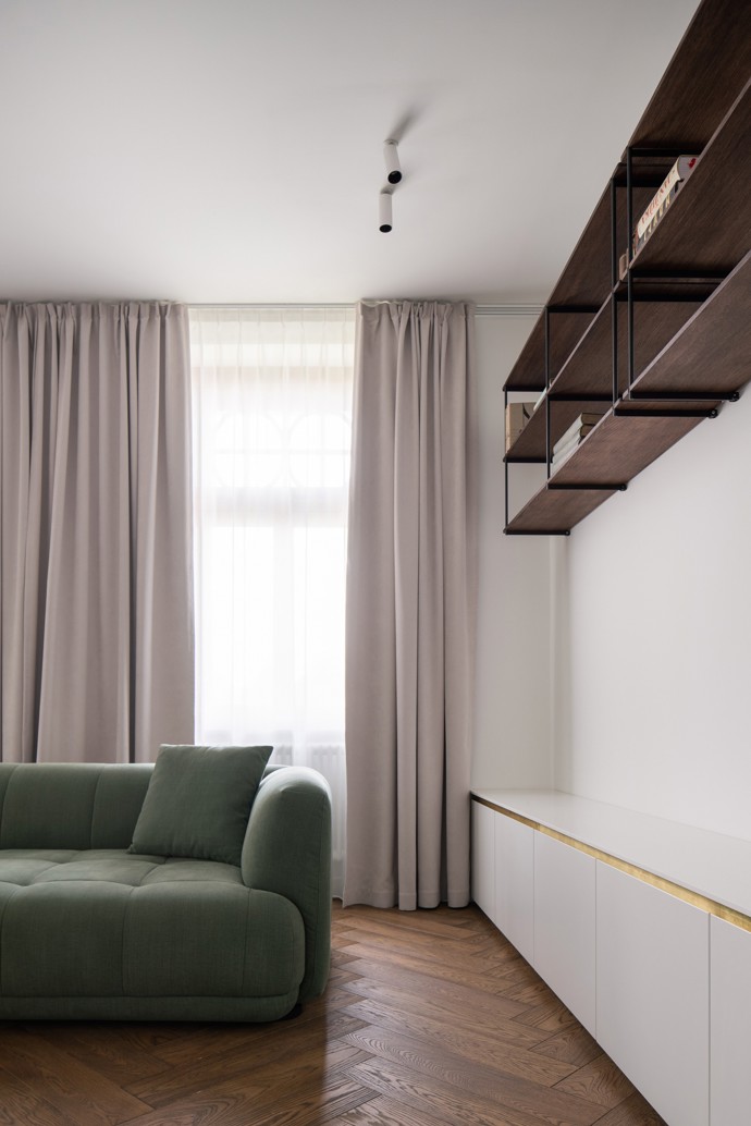 Může moderní interiér ctít ducha historické architektury? Studio Komon architekti ukazuje, že ano. Rekonstrukce bytu v modernistické vile z počátku 20. století přinesla spojení kvalitních materiálů, čistých linií a pocty odkazu Jana Kotěry.
