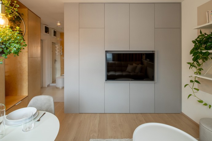 Zjistěte, jak architekti využili diagonální uspořádání a perforovaný plech k vytvoření iluze většího prostoru v malém bytě. Přečtěte si o odvážných barevných kombinacích a chytrých úložných řešení, které dělají z tohoto mikrobytu ideální startovací bydlení. 

