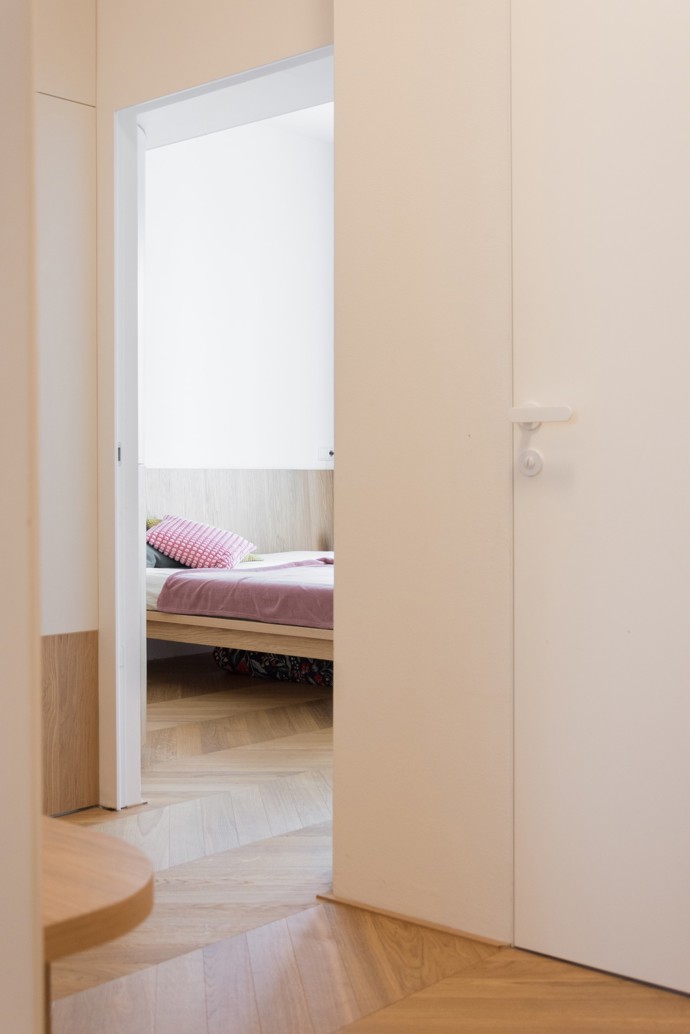 Projekt "Různé tváře růžové" v Benešově, navržený architektem Michalem Rouhou z ateliéru Momentura, představuje interiér založený na jednoduchosti a střídmosti. Dominantním materiálem je dub, použitý na podlaze i nábytku, doplněný bílými prvky a jemnými barevnými akcenty.
Projekt "Různé tváře růžové" v Benešově, navržený architektem Michalem Rouhou z ateliéru Momentura, představuje interiér založený na jednoduchosti a střídmosti. Dominantním materiálem je dub, použitý na podlaze i nábytku, doplněný bílými prvky a jemnými barevnými akcenty.