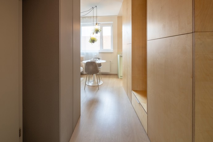 Zjistěte, jak architekti využili diagonální uspořádání a perforovaný plech k vytvoření iluze většího prostoru v malém bytě. Přečtěte si o odvážných barevných kombinacích a chytrých úložných řešení, které dělají z tohoto mikrobytu ideální startovací bydlení. 
