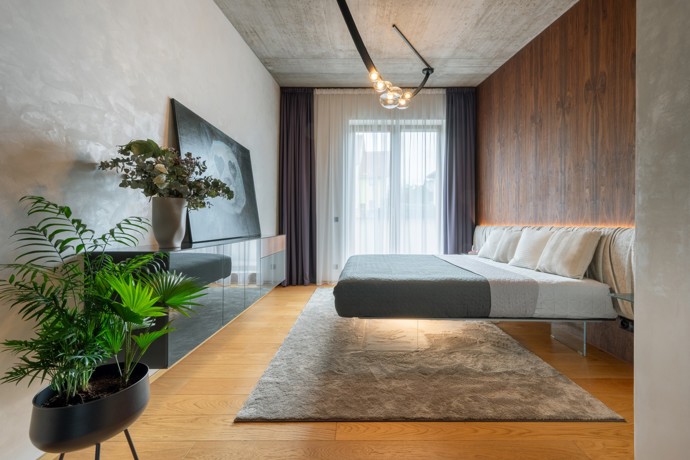 Projekt rekonstrukce mezonetového bytu v Praze přetvořil interiér v luxusní prostor s důrazem na kvalitní materiály a provedení. Majitel si přál moderní bydlení s prostorným sprchovým koutem, saunou a pánskou šatnou. Skleněný nábytek, kouřová zrcadla a designová svítidla vytvářejí harmonický celek.
Projekt rekonstrukce mezonetového bytu v Praze přetvořil interiér v luxusní prostor s důrazem na kvalitní materiály a provedení. Majitel si přál moderní bydlení s prostorným sprchovým koutem, saunou a pánskou šatnou. Skleněný nábytek, kouřová zrcadla a designová svítidla vytvářejí harmonický celek.