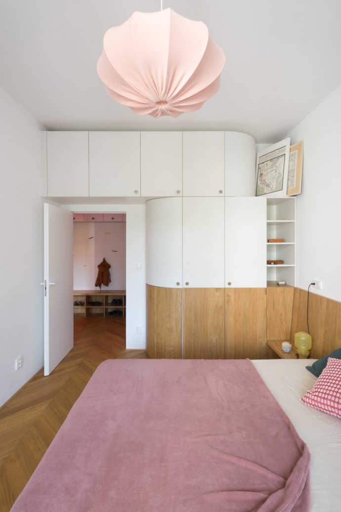 Projekt "Různé tváře růžové" v Benešově, navržený architektem Michalem Rouhou z ateliéru Momentura, představuje interiér založený na jednoduchosti a střídmosti. Dominantním materiálem je dub, použitý na podlaze i nábytku, doplněný bílými prvky a jemnými barevnými akcenty.
Projekt "Různé tváře růžové" v Benešově, navržený architektem Michalem Rouhou z ateliéru Momentura, představuje interiér založený na jednoduchosti a střídmosti. Dominantním materiálem je dub, použitý na podlaze i nábytku, doplněný bílými prvky a jemnými barevnými akcenty.