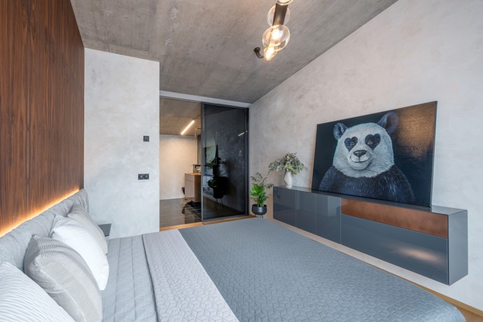 Projekt rekonstrukce mezonetového bytu v Praze přetvořil interiér v luxusní prostor s důrazem na kvalitní materiály a provedení. Majitel si přál moderní bydlení s prostorným sprchovým koutem, saunou a pánskou šatnou. Skleněný nábytek, kouřová zrcadla a designová svítidla vytvářejí harmonický celek.
Projekt rekonstrukce mezonetového bytu v Praze přetvořil interiér v luxusní prostor s důrazem na kvalitní materiály a provedení. Majitel si přál moderní bydlení s prostorným sprchovým koutem, saunou a pánskou šatnou. Skleněný nábytek, kouřová zrcadla a designová svítidla vytvářejí harmonický celek.