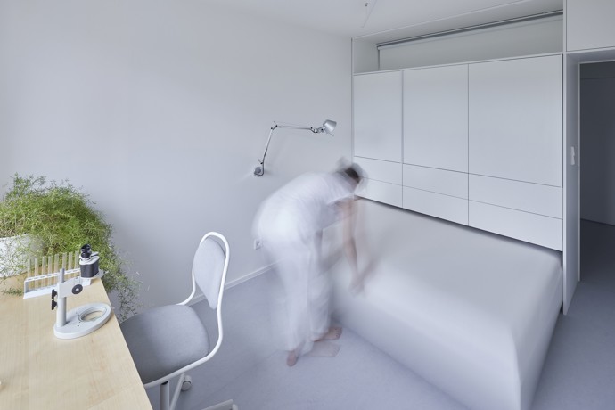 Rekonstrukce panelového bytu nemusí být nudná! Architekti René Dlesk a Tamara Kolaříková vytvořili pro paní H a její dva syny moderní a minimalistický prostor, kde se potkává funkčnost, estetika a osobitost. Odvážná změna dispozic přinesla více soukromí a svěží atmosféru.
Rekonstrukce panelového bytu nemusí být nudná! Architekti René Dlesk a Tamara Kolaříková vytvořili pro paní H a její dva syny moderní a minimalistický prostor, kde se potkává funkčnost, estetika a osobitost. Odvážná změna dispozic přinesla více soukromí a svěží atmosféru.