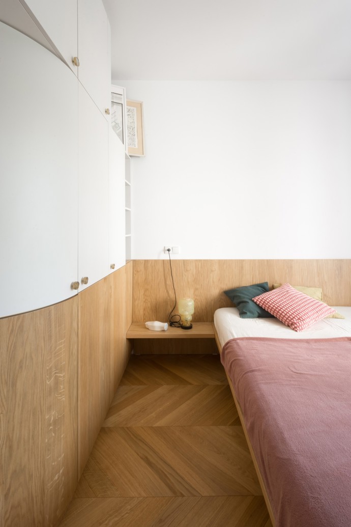 Projekt "Různé tváře růžové" v Benešově, navržený architektem Michalem Rouhou z ateliéru Momentura, představuje interiér založený na jednoduchosti a střídmosti. Dominantním materiálem je dub, použitý na podlaze i nábytku, doplněný bílými prvky a jemnými barevnými akcenty.
Projekt "Různé tváře růžové" v Benešově, navržený architektem Michalem Rouhou z ateliéru Momentura, představuje interiér založený na jednoduchosti a střídmosti. Dominantním materiálem je dub, použitý na podlaze i nábytku, doplněný bílými prvky a jemnými barevnými akcenty.