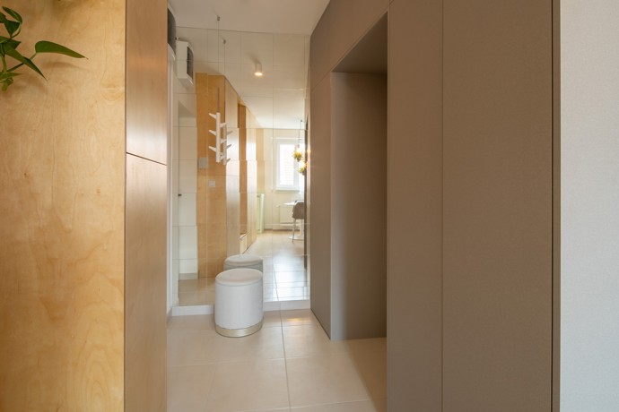 Zjistěte, jak architekti využili diagonální uspořádání a perforovaný plech k vytvoření iluze většího prostoru v malém bytě. Přečtěte si o odvážných barevných kombinacích a chytrých úložných řešení, které dělají z tohoto mikrobytu ideální startovací bydlení. 
