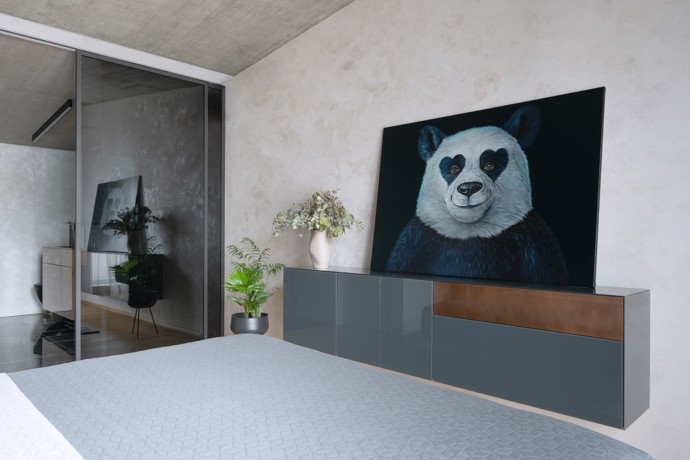 Projekt rekonstrukce mezonetového bytu v Praze přetvořil interiér v luxusní prostor s důrazem na kvalitní materiály a provedení. Majitel si přál moderní bydlení s prostorným sprchovým koutem, saunou a pánskou šatnou. Skleněný nábytek, kouřová zrcadla a designová svítidla vytvářejí harmonický celek.
Projekt rekonstrukce mezonetového bytu v Praze přetvořil interiér v luxusní prostor s důrazem na kvalitní materiály a provedení. Majitel si přál moderní bydlení s prostorným sprchovým koutem, saunou a pánskou šatnou. Skleněný nábytek, kouřová zrcadla a designová svítidla vytvářejí harmonický celek.