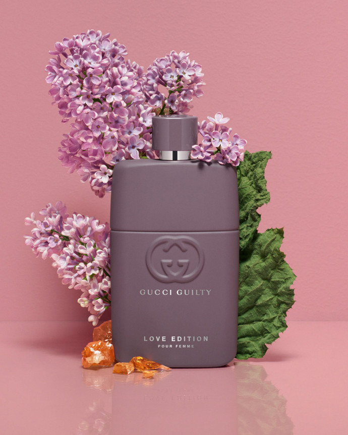 Gucci Guilty Love Edition Pour Femme spojuje akord šeříku, olej z pačuli a pižmový akord ambry do harmonické vůně. 3150 Kč/50 ml

