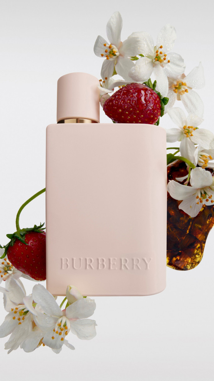 Her Eau de Parfum Intense umocňuje charakteristickou vůni Her ovocnými tóny lesních jahod a akordu pomerančového květu, doplněnými hřejivým ambrovým dřevem. 2260 Kč/30 ml
