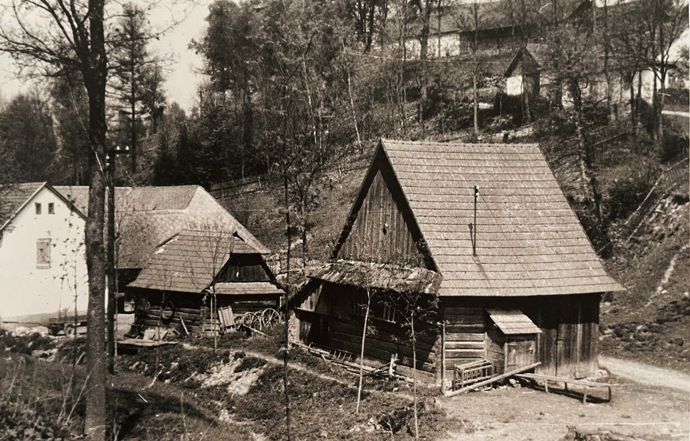 Za protektorátu Čechy a Morava byla vesnice na českém území, tady stál jeden ze dvou hraničních přechodů, které do ní vedly. Pas byl nutností.
