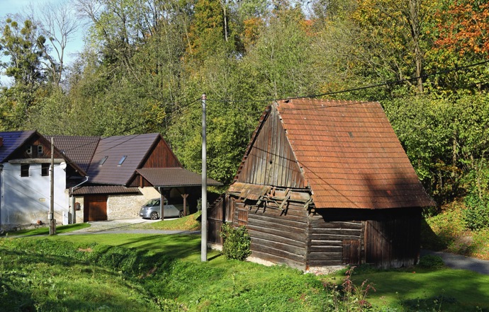 Za protektorátu Čechy a Morava byla vesnice na českém území, tady stál jeden ze dvou hraničních přechodů, které do ní vedly. Pas byl nutností.
