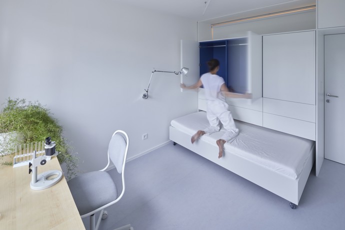 Rekonstrukce panelového bytu nemusí být nudná! Architekti René Dlesk a Tamara Kolaříková vytvořili pro paní H a její dva syny moderní a minimalistický prostor, kde se potkává funkčnost, estetika a osobitost. Odvážná změna dispozic přinesla více soukromí a svěží atmosféru.
Rekonstrukce panelového bytu nemusí být nudná! Architekti René Dlesk a Tamara Kolaříková vytvořili pro paní H a její dva syny moderní a minimalistický prostor, kde se potkává funkčnost, estetika a osobitost. Odvážná změna dispozic přinesla více soukromí a svěží atmosféru.