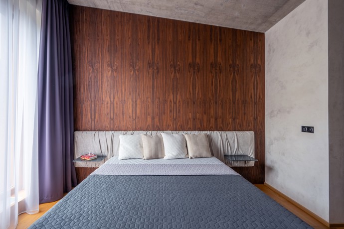 Projekt rekonstrukce mezonetového bytu v Praze přetvořil interiér v luxusní prostor s důrazem na kvalitní materiály a provedení. Majitel si přál moderní bydlení s prostorným sprchovým koutem, saunou a pánskou šatnou. Skleněný nábytek, kouřová zrcadla a designová svítidla vytvářejí harmonický celek.
Projekt rekonstrukce mezonetového bytu v Praze přetvořil interiér v luxusní prostor s důrazem na kvalitní materiály a provedení. Majitel si přál moderní bydlení s prostorným sprchovým koutem, saunou a pánskou šatnou. Skleněný nábytek, kouřová zrcadla a designová svítidla vytvářejí harmonický celek.