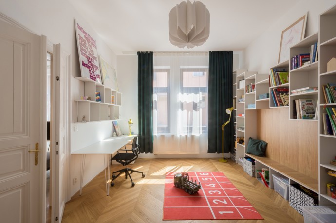 Projekt "Různé tváře růžové" v Benešově, navržený architektem Michalem Rouhou z ateliéru Momentura, představuje interiér založený na jednoduchosti a střídmosti. Dominantním materiálem je dub, použitý na podlaze i nábytku, doplněný bílými prvky a jemnými barevnými akcenty.
Projekt "Různé tváře růžové" v Benešově, navržený architektem Michalem Rouhou z ateliéru Momentura, představuje interiér založený na jednoduchosti a střídmosti. Dominantním materiálem je dub, použitý na podlaze i nábytku, doplněný bílými prvky a jemnými barevnými akcenty.
