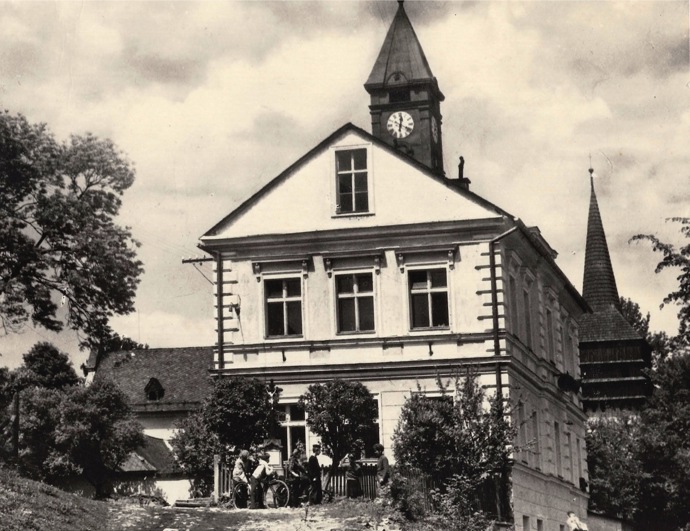 Za protektorátu Čechy a Morava byla vesnice na českém území, tady stál jeden ze dvou hraničních přechodů, které do ní vedly. Pas byl nutností.
