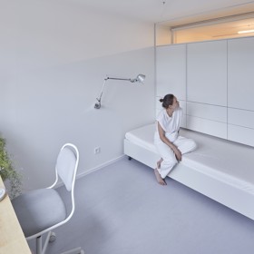 Rekonstrukce panelového bytu nemusí být nudná! Architekti René Dlesk a Tamara Kolaříková vytvořili pro paní H a její dva syny moderní a minimalistický prostor, kde se potkává funkčnost, estetika a osobitost. Odvážná změna dispozic přinesla více soukromí a svěží atmosféru.
Rekonstrukce panelového bytu nemusí být nudná! Architekti René Dlesk a Tamara Kolaříková vytvořili pro paní H a její dva syny moderní a minimalistický prostor, kde se potkává funkčnost, estetika a osobitost. Odvážná změna dispozic přinesla více soukromí a svěží atmosféru.
