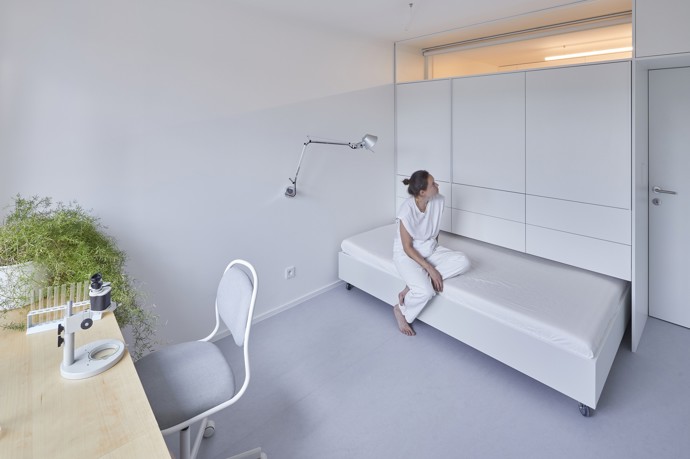 Rekonstrukce panelového bytu nemusí být nudná! Architekti René Dlesk a Tamara Kolaříková vytvořili pro paní H a její dva syny moderní a minimalistický prostor, kde se potkává funkčnost, estetika a osobitost. Odvážná změna dispozic přinesla více soukromí a svěží atmosféru.
Rekonstrukce panelového bytu nemusí být nudná! Architekti René Dlesk a Tamara Kolaříková vytvořili pro paní H a její dva syny moderní a minimalistický prostor, kde se potkává funkčnost, estetika a osobitost. Odvážná změna dispozic přinesla více soukromí a svěží atmosféru.
