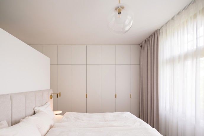 Může moderní interiér ctít ducha historické architektury? Studio Komon architekti ukazuje, že ano. Rekonstrukce bytu v modernistické vile z počátku 20. století přinesla spojení kvalitních materiálů, čistých linií a pocty odkazu Jana Kotěry.

