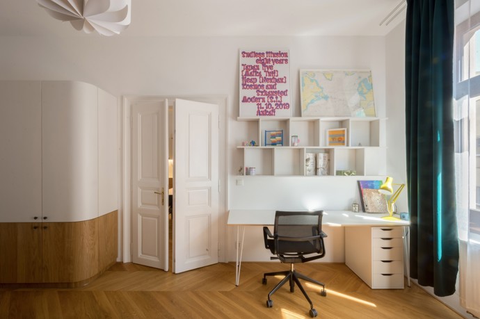 Projekt "Různé tváře růžové" v Benešově, navržený architektem Michalem Rouhou z ateliéru Momentura, představuje interiér založený na jednoduchosti a střídmosti. Dominantním materiálem je dub, použitý na podlaze i nábytku, doplněný bílými prvky a jemnými barevnými akcenty.
Projekt "Různé tváře růžové" v Benešově, navržený architektem Michalem Rouhou z ateliéru Momentura, představuje interiér založený na jednoduchosti a střídmosti. Dominantním materiálem je dub, použitý na podlaze i nábytku, doplněný bílými prvky a jemnými barevnými akcenty.