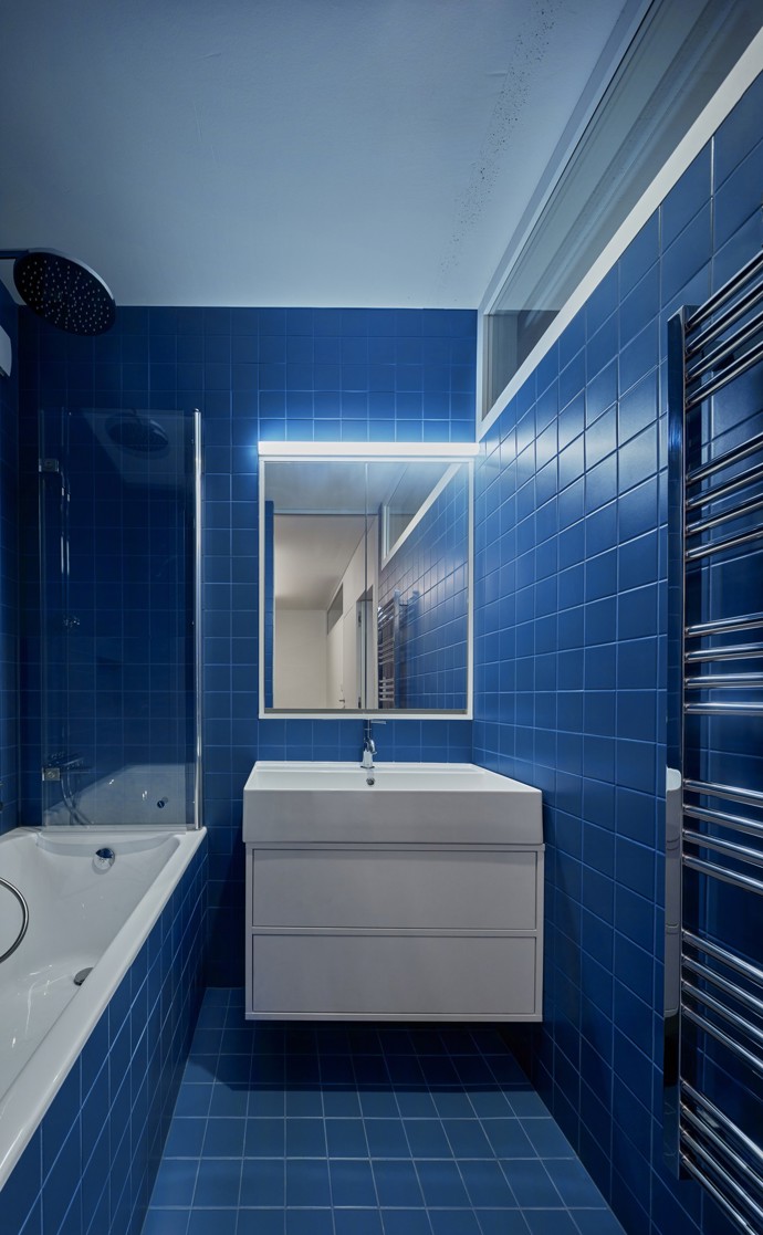 Rekonstrukce panelového bytu nemusí být nudná! Architekti René Dlesk a Tamara Kolaříková vytvořili pro paní H a její dva syny moderní a minimalistický prostor, kde se potkává funkčnost, estetika a osobitost. Odvážná změna dispozic přinesla více soukromí a svěží atmosféru.
Rekonstrukce panelového bytu nemusí být nudná! Architekti René Dlesk a Tamara Kolaříková vytvořili pro paní H a její dva syny moderní a minimalistický prostor, kde se potkává funkčnost, estetika a osobitost. Odvážná změna dispozic přinesla více soukromí a svěží atmosféru.
