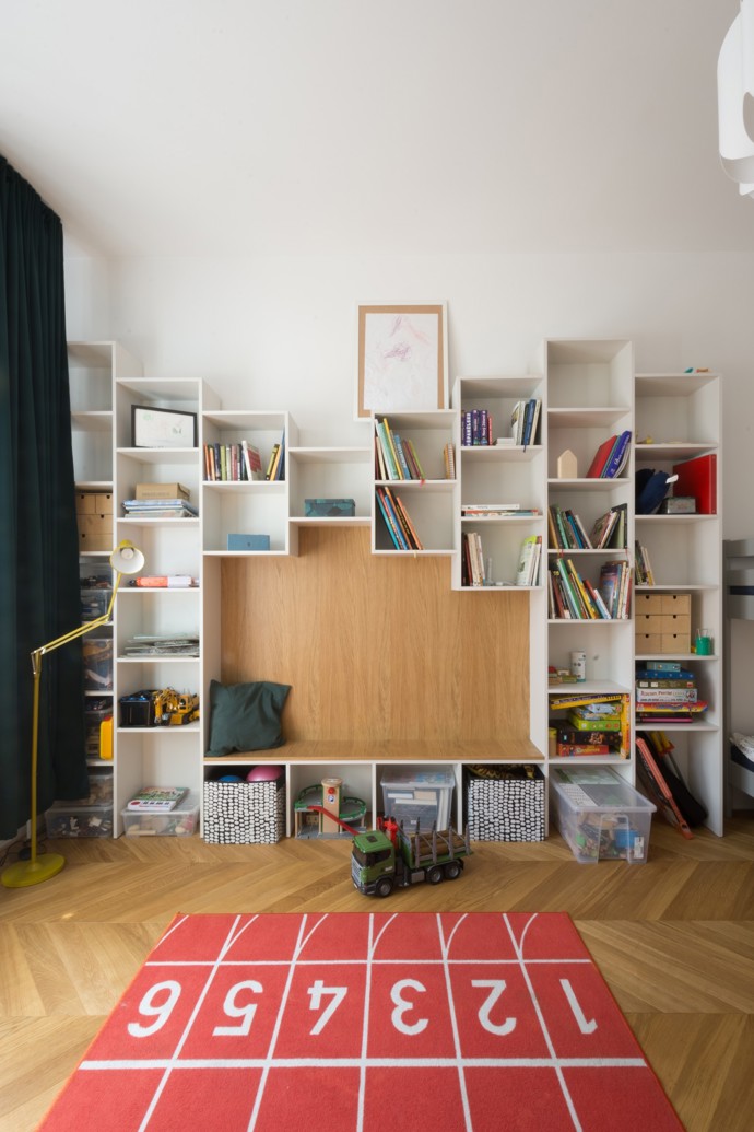 Projekt "Různé tváře růžové" v Benešově, navržený architektem Michalem Rouhou z ateliéru Momentura, představuje interiér založený na jednoduchosti a střídmosti. Dominantním materiálem je dub, použitý na podlaze i nábytku, doplněný bílými prvky a jemnými barevnými akcenty.
Projekt "Různé tváře růžové" v Benešově, navržený architektem Michalem Rouhou z ateliéru Momentura, představuje interiér založený na jednoduchosti a střídmosti. Dominantním materiálem je dub, použitý na podlaze i nábytku, doplněný bílými prvky a jemnými barevnými akcenty.
