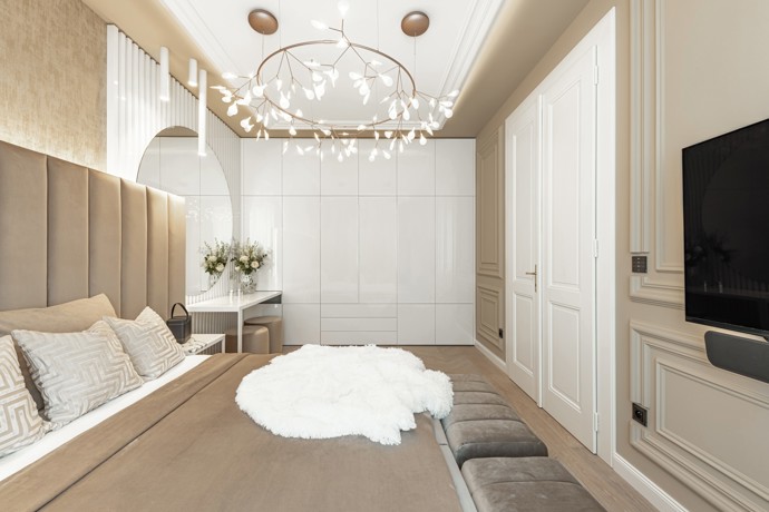 Kombinace špaletových oken, podsvícených podhledů a sofistikovaných materiálů dává tomuto bytu jedinečný charakter. Architektka Aneta Zvěřinová vytvořila prostor, který oslňuje nejen svými tvary, ale také promyšlenou funkčností.
