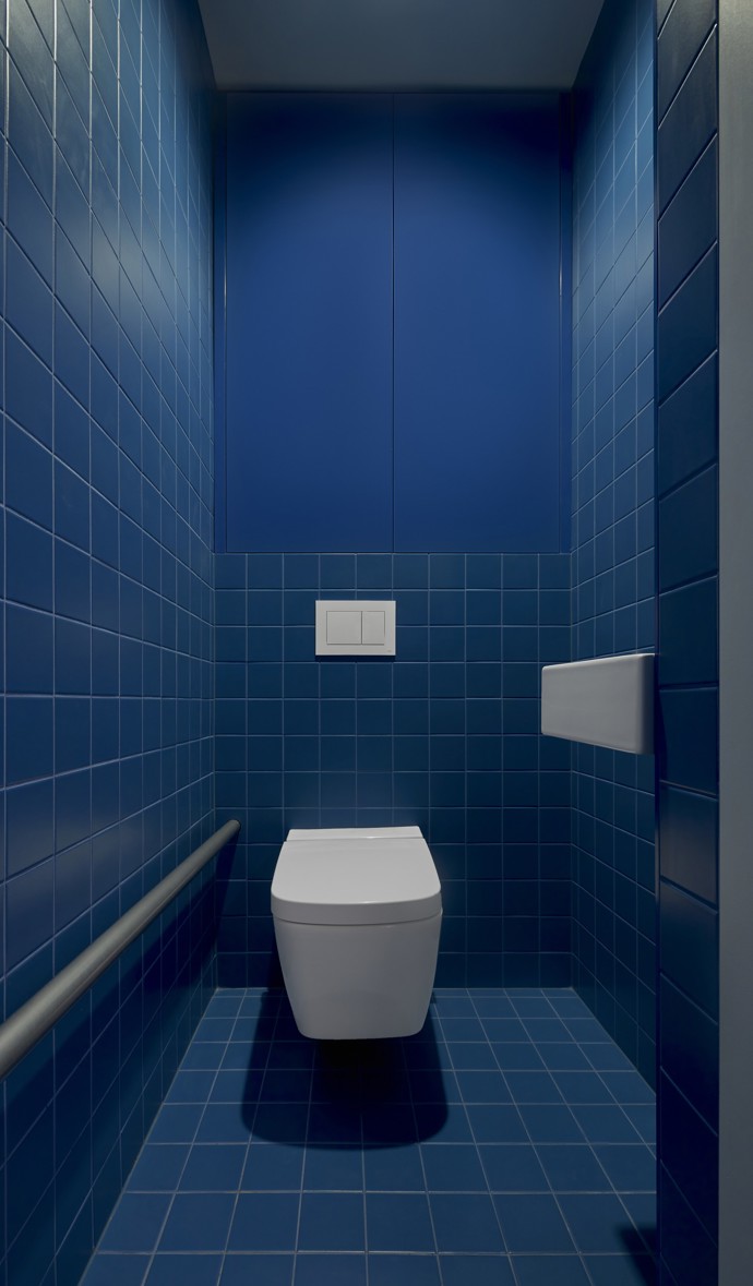 Rekonstrukce panelového bytu nemusí být nudná! Architekti René Dlesk a Tamara Kolaříková vytvořili pro paní H a její dva syny moderní a minimalistický prostor, kde se potkává funkčnost, estetika a osobitost. Odvážná změna dispozic přinesla více soukromí a svěží atmosféru.
Rekonstrukce panelového bytu nemusí být nudná! Architekti René Dlesk a Tamara Kolaříková vytvořili pro paní H a její dva syny moderní a minimalistický prostor, kde se potkává funkčnost, estetika a osobitost. Odvážná změna dispozic přinesla více soukromí a svěží atmosféru.