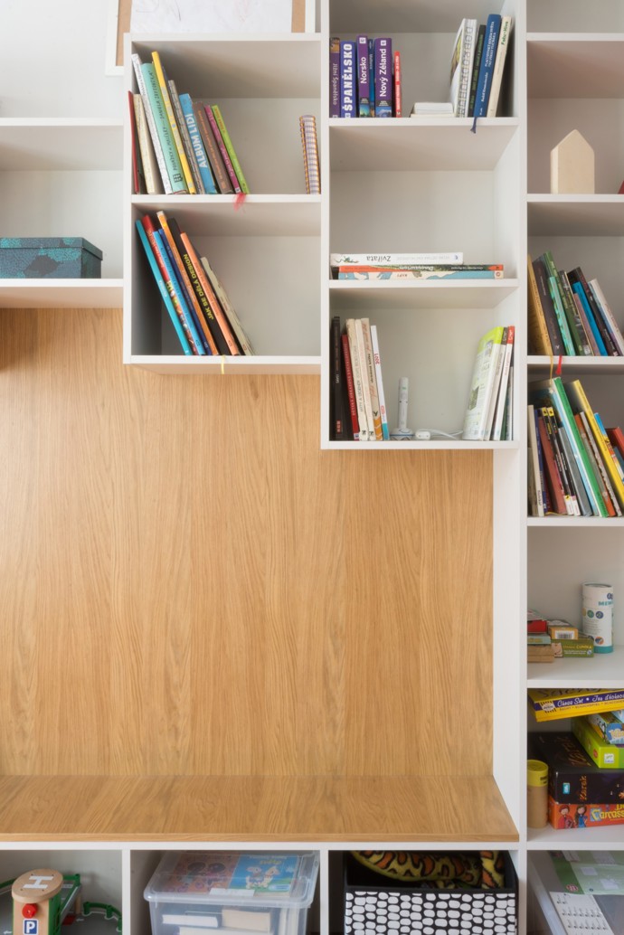 Projekt "Různé tváře růžové" v Benešově, navržený architektem Michalem Rouhou z ateliéru Momentura, představuje interiér založený na jednoduchosti a střídmosti. Dominantním materiálem je dub, použitý na podlaze i nábytku, doplněný bílými prvky a jemnými barevnými akcenty.
Projekt "Různé tváře růžové" v Benešově, navržený architektem Michalem Rouhou z ateliéru Momentura, představuje interiér založený na jednoduchosti a střídmosti. Dominantním materiálem je dub, použitý na podlaze i nábytku, doplněný bílými prvky a jemnými barevnými akcenty.