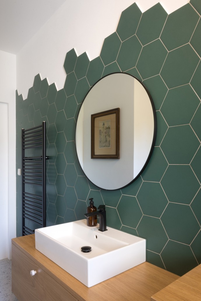 Projekt "Různé tváře růžové" v Benešově, navržený architektem Michalem Rouhou z ateliéru Momentura, představuje interiér založený na jednoduchosti a střídmosti. Dominantním materiálem je dub, použitý na podlaze i nábytku, doplněný bílými prvky a jemnými barevnými akcenty.
Projekt "Různé tváře růžové" v Benešově, navržený architektem Michalem Rouhou z ateliéru Momentura, představuje interiér založený na jednoduchosti a střídmosti. Dominantním materiálem je dub, použitý na podlaze i nábytku, doplněný bílými prvky a jemnými barevnými akcenty.