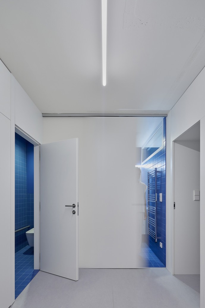 Rekonstrukce panelového bytu nemusí být nudná! Architekti René Dlesk a Tamara Kolaříková vytvořili pro paní H a její dva syny moderní a minimalistický prostor, kde se potkává funkčnost, estetika a osobitost. Odvážná změna dispozic přinesla více soukromí a svěží atmosféru.
Rekonstrukce panelového bytu nemusí být nudná! Architekti René Dlesk a Tamara Kolaříková vytvořili pro paní H a její dva syny moderní a minimalistický prostor, kde se potkává funkčnost, estetika a osobitost. Odvážná změna dispozic přinesla více soukromí a svěží atmosféru.