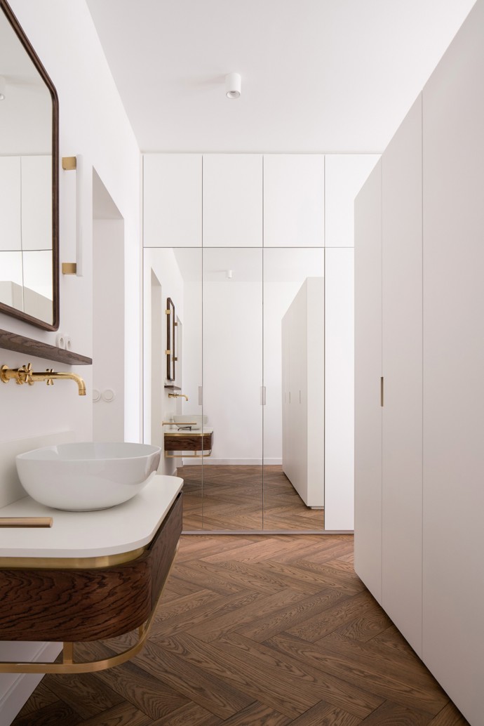 Může moderní interiér ctít ducha historické architektury? Studio Komon architekti ukazuje, že ano. Rekonstrukce bytu v modernistické vile z počátku 20. století přinesla spojení kvalitních materiálů, čistých linií a pocty odkazu Jana Kotěry.
