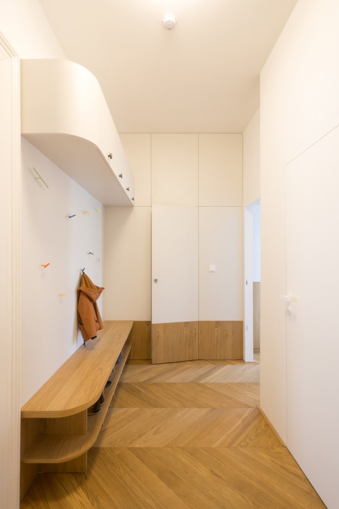 Projekt "Různé tváře růžové" v Benešově, navržený architektem Michalem Rouhou z ateliéru Momentura, představuje interiér založený na jednoduchosti a střídmosti. Dominantním materiálem je dub, použitý na podlaze i nábytku, doplněný bílými prvky a jemnými barevnými akcenty.
Projekt "Různé tváře růžové" v Benešově, navržený architektem Michalem Rouhou z ateliéru Momentura, představuje interiér založený na jednoduchosti a střídmosti. Dominantním materiálem je dub, použitý na podlaze i nábytku, doplněný bílými prvky a jemnými barevnými akcenty.