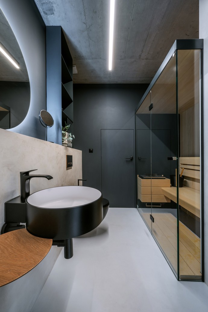 Projekt rekonstrukce mezonetového bytu v Praze přetvořil interiér v luxusní prostor s důrazem na kvalitní materiály a provedení. Majitel si přál moderní bydlení s prostorným sprchovým koutem, saunou a pánskou šatnou. Skleněný nábytek, kouřová zrcadla a designová svítidla vytvářejí harmonický celek.
Projekt rekonstrukce mezonetového bytu v Praze přetvořil interiér v luxusní prostor s důrazem na kvalitní materiály a provedení. Majitel si přál moderní bydlení s prostorným sprchovým koutem, saunou a pánskou šatnou. Skleněný nábytek, kouřová zrcadla a designová svítidla vytvářejí harmonický celek.