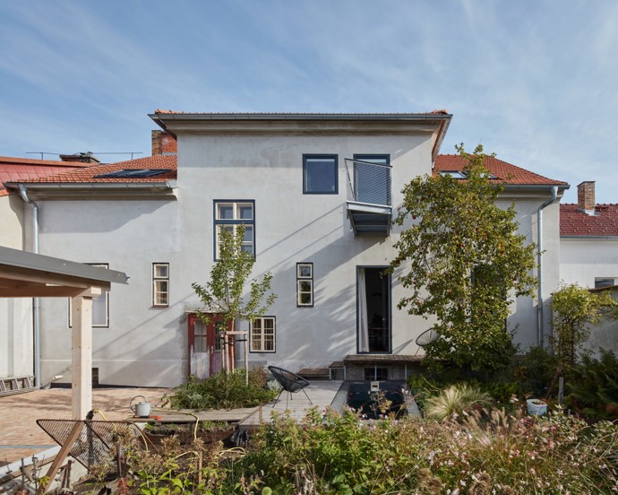 Lékárník v Jindřichově Hradci si v roce 1911 postavil řadový dům s kvalitními materiály a romantickým historismem. Dnešní pětičlenná rodina však potřebovala moderní dispozice. Zjistěte, jak se podařilo skloubit původní prvky s novými požadavky a vytvořit harmonický domov pro tři generace.
Lékárník v Jindřichově Hradci si v roce 1911 postavil řadový dům s kvalitními materiály a romantickým historismem. Dnešní pětičlenná rodina však potřebovala moderní dispozice. Zjistěte, jak se podařilo skloubit původní prvky s novými požadavky a vytvořit harmonický domov pro tři generace.