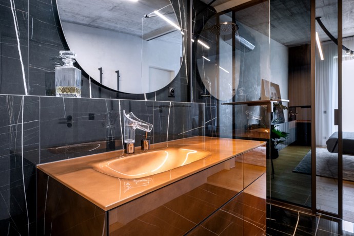 Projekt rekonstrukce mezonetového bytu v Praze přetvořil interiér v luxusní prostor s důrazem na kvalitní materiály a provedení. Majitel si přál moderní bydlení s prostorným sprchovým koutem, saunou a pánskou šatnou. Skleněný nábytek, kouřová zrcadla a designová svítidla vytvářejí harmonický celek.
Projekt rekonstrukce mezonetového bytu v Praze přetvořil interiér v luxusní prostor s důrazem na kvalitní materiály a provedení. Majitel si přál moderní bydlení s prostorným sprchovým koutem, saunou a pánskou šatnou. Skleněný nábytek, kouřová zrcadla a designová svítidla vytvářejí harmonický celek.