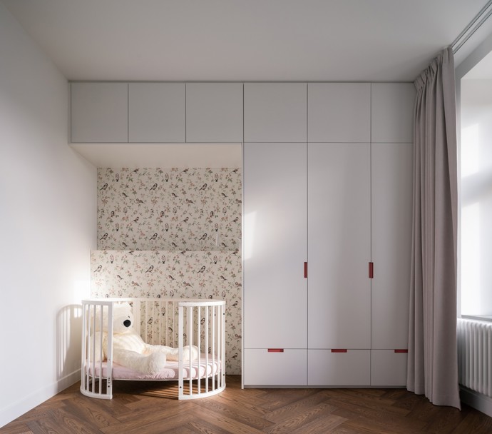 Může moderní interiér ctít ducha historické architektury? Studio Komon architekti ukazuje, že ano. Rekonstrukce bytu v modernistické vile z počátku 20. století přinesla spojení kvalitních materiálů, čistých linií a pocty odkazu Jana Kotěry.
