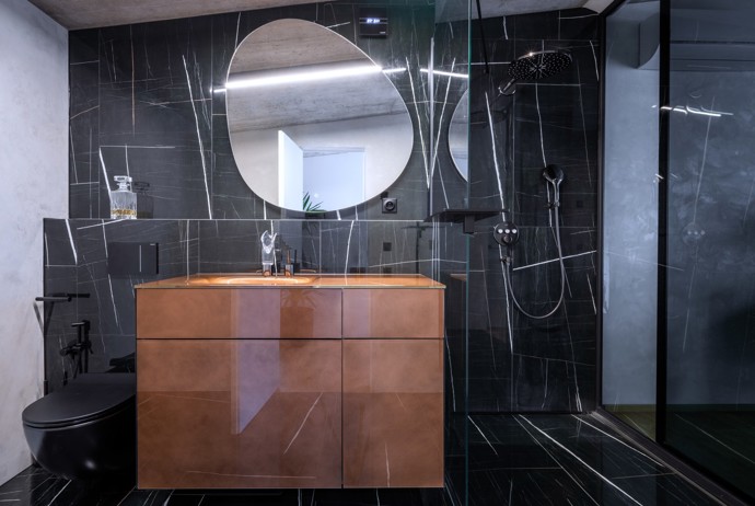 Projekt rekonstrukce mezonetového bytu v Praze přetvořil interiér v luxusní prostor s důrazem na kvalitní materiály a provedení. Majitel si přál moderní bydlení s prostorným sprchovým koutem, saunou a pánskou šatnou. Skleněný nábytek, kouřová zrcadla a designová svítidla vytvářejí harmonický celek.
Projekt rekonstrukce mezonetového bytu v Praze přetvořil interiér v luxusní prostor s důrazem na kvalitní materiály a provedení. Majitel si přál moderní bydlení s prostorným sprchovým koutem, saunou a pánskou šatnou. Skleněný nábytek, kouřová zrcadla a designová svítidla vytvářejí harmonický celek.