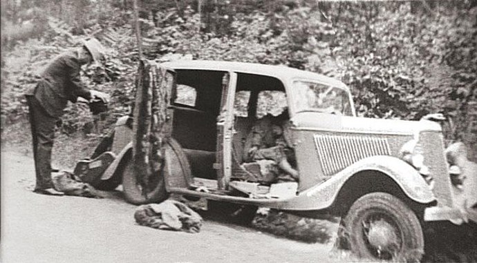 Rozstřílený Ford po smrti Bonnie a Clydea
Rozstřílený Ford po smrti Bonnie a Clydea