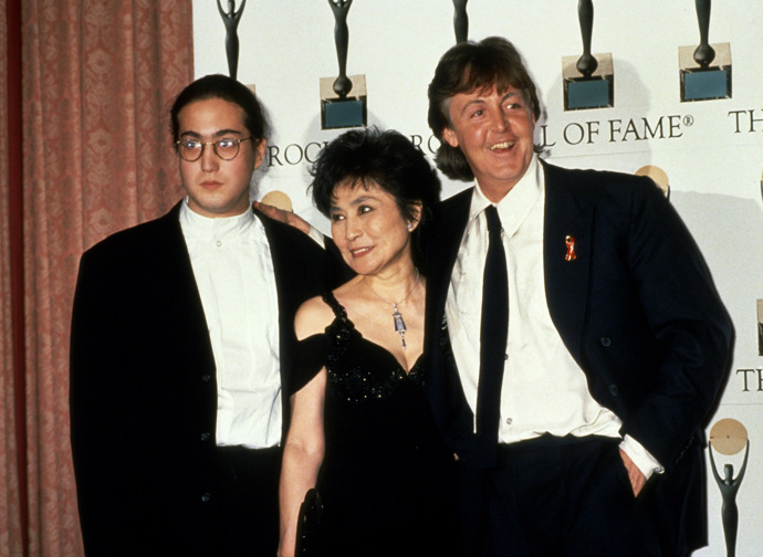 Yoko Ono, Sean Lennon (vlevo) a Paul McCartney (vpravo) v roce 1994.
