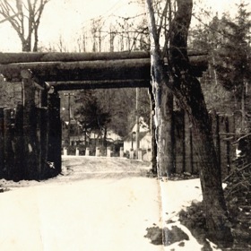 Za protektorátu Čechy a Morava byla vesnice na českém území, tady stál jeden ze dvou hraničních přechodů, které do ní vedly. Pas byl nutností.
